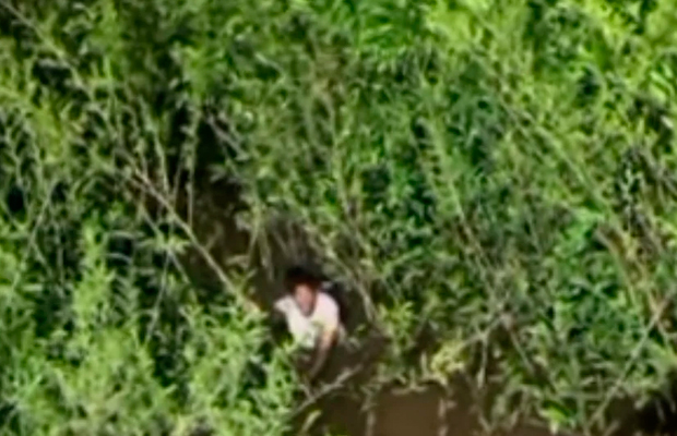 Policías-y-pescadores-rescatan-a-un-hombre-que-cayó-al-río-Orinoco