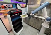 Robots reemplazan a cocineros y camareros en un restaurante de Pekín