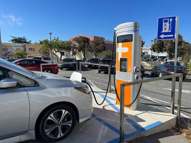 Sustituir un vehículo de combustión por un eléctrico beneficia al clima, aunque esté nuevo