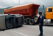 Triple colisión y volcamiento dejó daños materiales en el sector 1º de Diciembre en Puerto Cabello