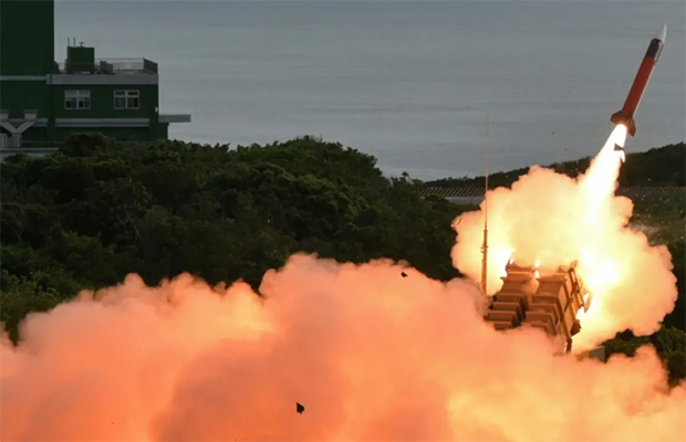 Un cohete de prueba taiwanés se desvía y cae en una zona montañosa del sur de la isla