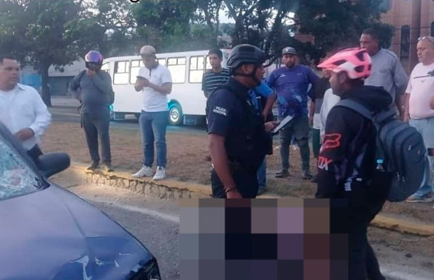 Una-fallecida-y-dos-heridos-deja-colisión-entre-moto-y-carro-en-la-autopista-de-Puerto-Cabello