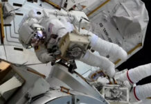 Astronautas culminan caminata espacial con problemas de movilidad en un traje