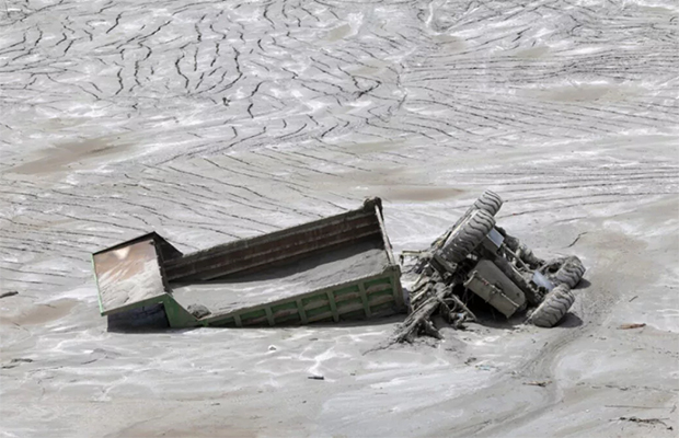 China alerta del riesgo de nuevas represas naturales tras la devastadora riada