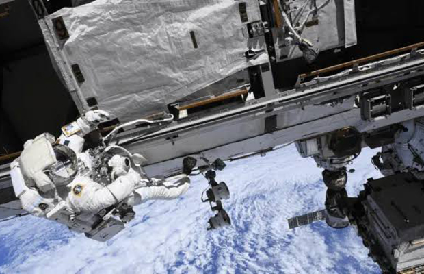 Dos astronautas inician una caminata espacial para mejorar la navegación hacia la EEI