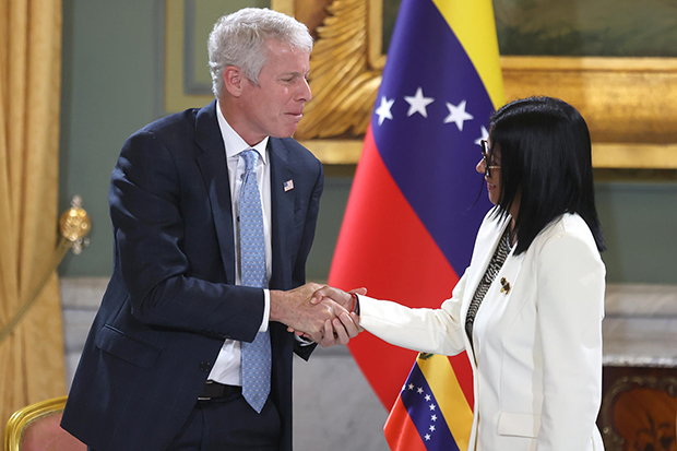 Estados Unidos celebra como "día histórico" la firma de acuerdos petroleros en Venezuela