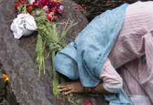 Familias celebran funerales sin cuerpos mientras Nepal busca a miles de desaparecidos