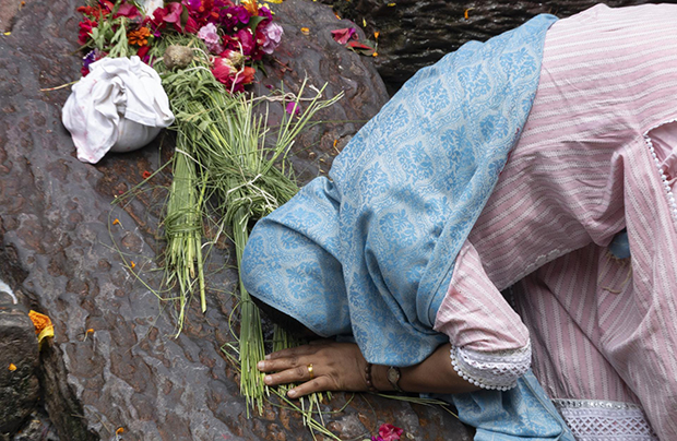 Familias celebran funerales sin cuerpos mientras Nepal busca a miles de desaparecidos