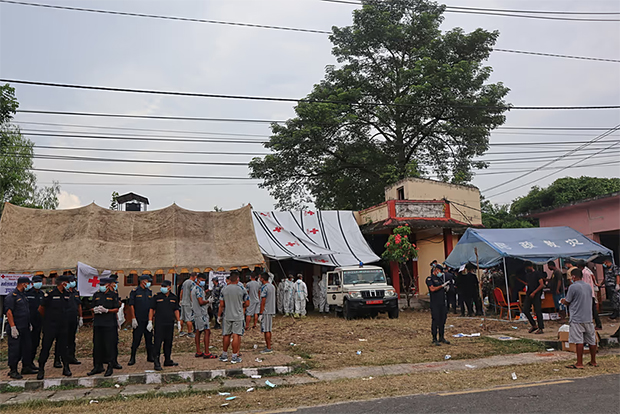 La principal morgue de Katmandú supera su capacidad y amplían los entierros temporales