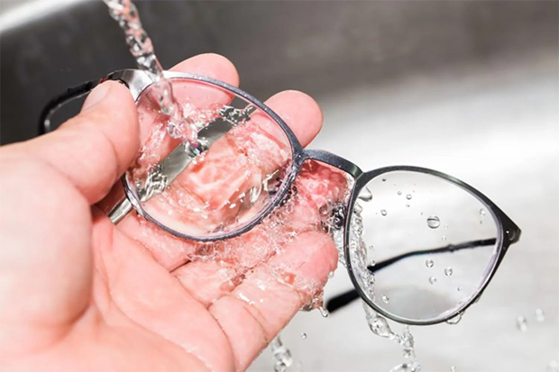 Los errores más comunes al limpiar los lentes y cómo evitarlos para prolongar su vida útil
