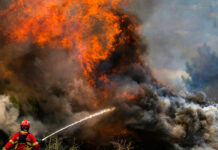 Más de 800 efectivos combaten dos incendios en el centro de Portugal