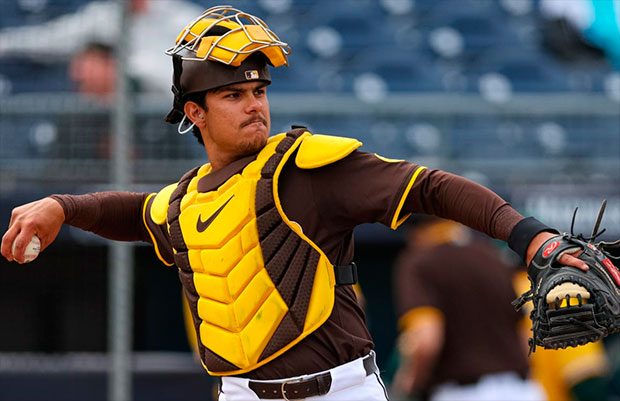 Padres-suben-a-su-principal