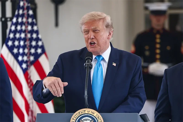 Trump califica a España de país arruinado y considera muy triste lo ocurrido en Ceuta