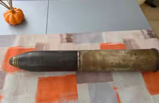 Un cura halla un obús de la I Guerra Mundial mientras ordenaba su casa parroquial en París