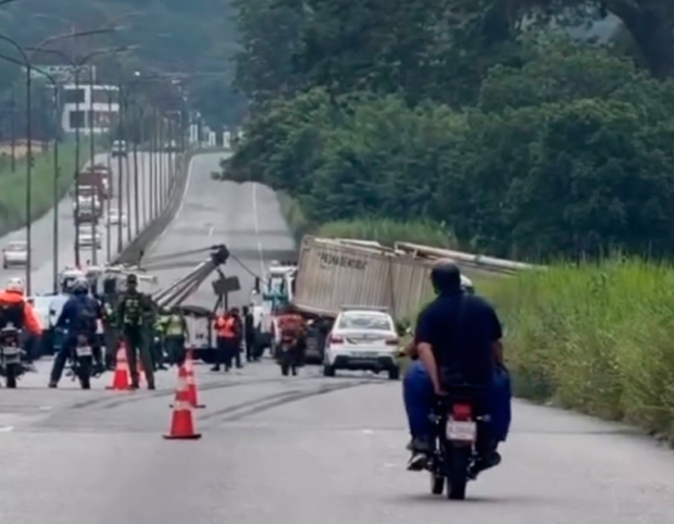 Vehículo-de-carga-se-salió-de-la-vía-en-la-variante-San-Diego---Yagua-en-Carabobo