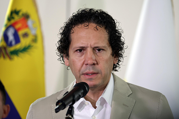 Venezuela reanuda con ocho vuelos las operaciones en su principal aeropuerto tras sismos